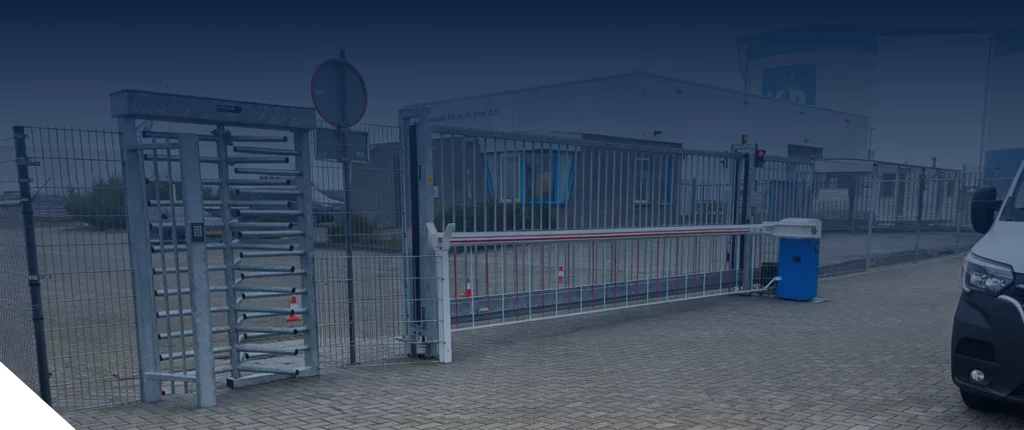 Slagboom met toegangscontrole bij een parkeerterrein