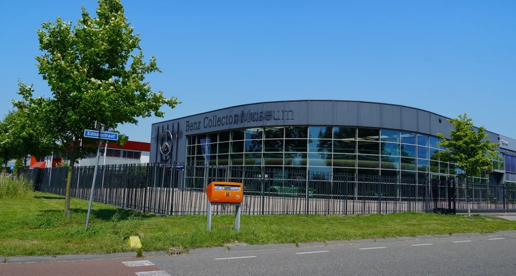 Bedrijfspand met zwart spijlenhekwerk