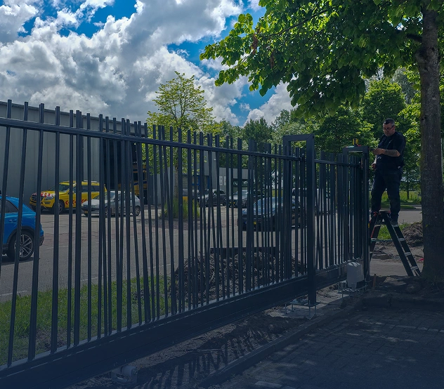 Montage van een zwarte Mikado schuifpoort