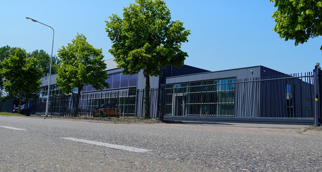 Mercedes-Benz bedrijfspand met terreinhekwerk