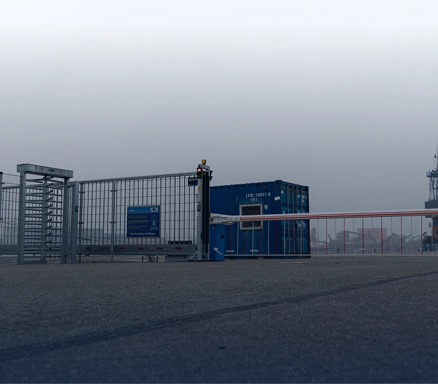 Vrijdragende schuifpoort op een industrieterrein