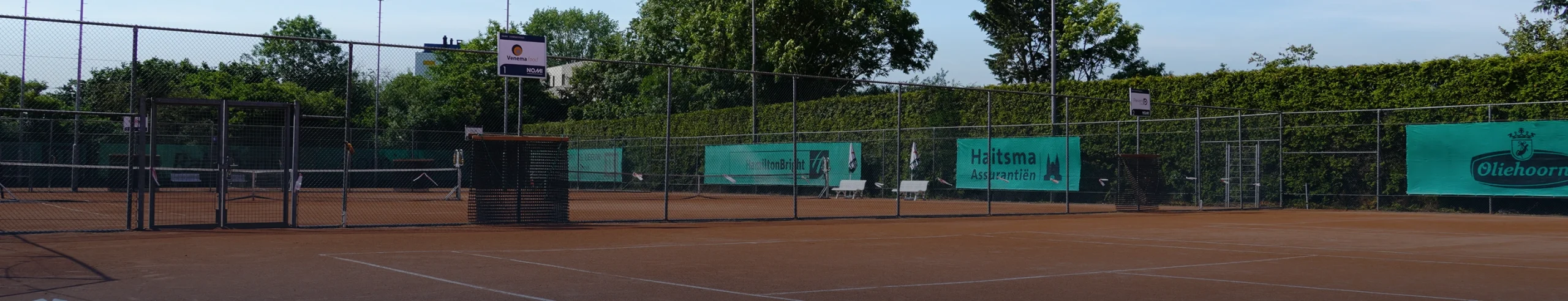 Tennisbanen met hoog sporthekwerk