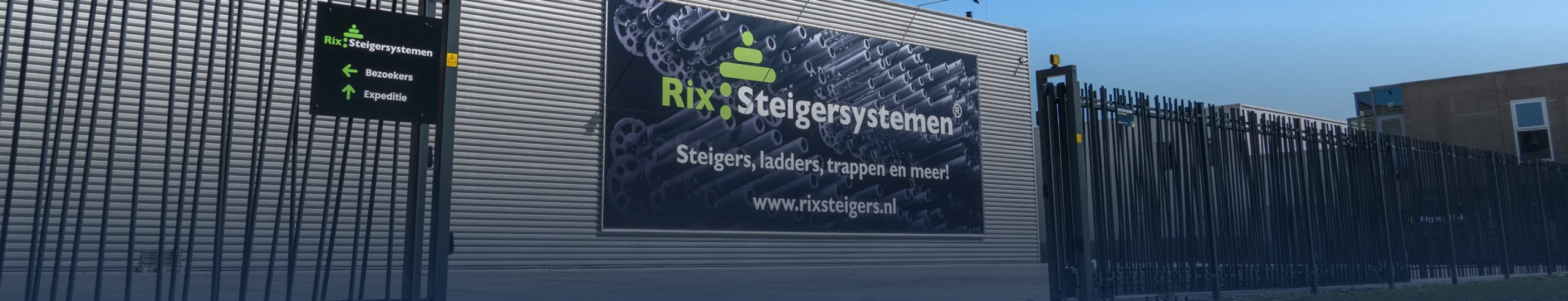 Hekwerk en schuifpoort voor het bedrijfspand van Rix Steigersystemen