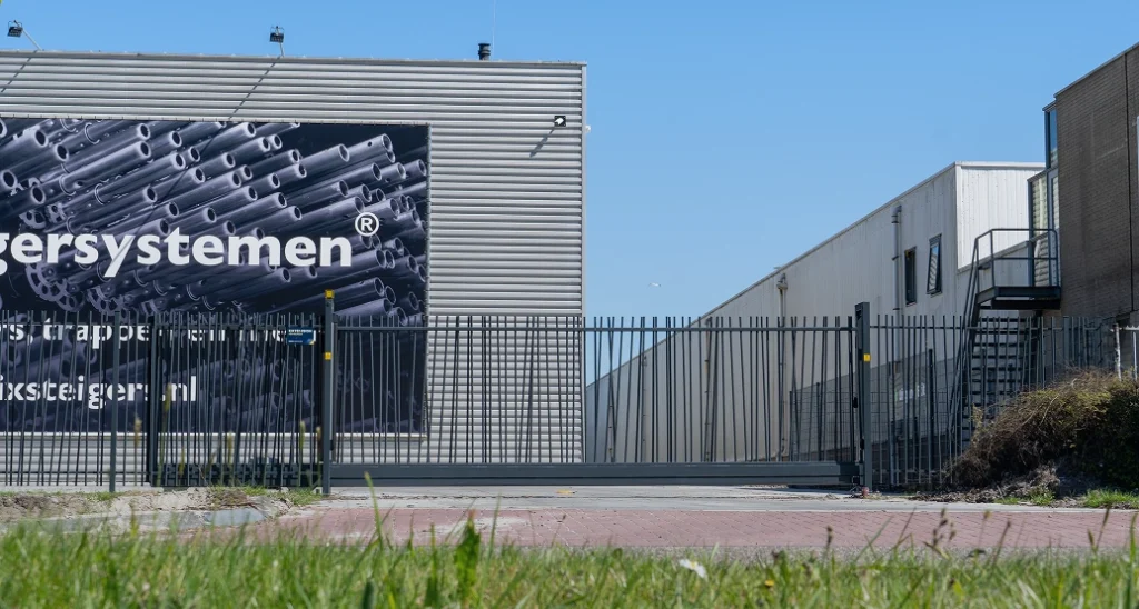 Project Rix Steigersystemen in Sneek met Mikado-hekwerk en schuifpoorten