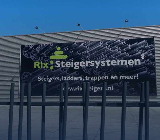 Spijlenhekwerk voor de gevel van Rix Steigersystemen in Sneek