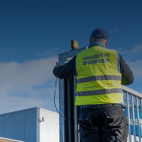 Extension-monteur aan het werk bij een schuifpoort