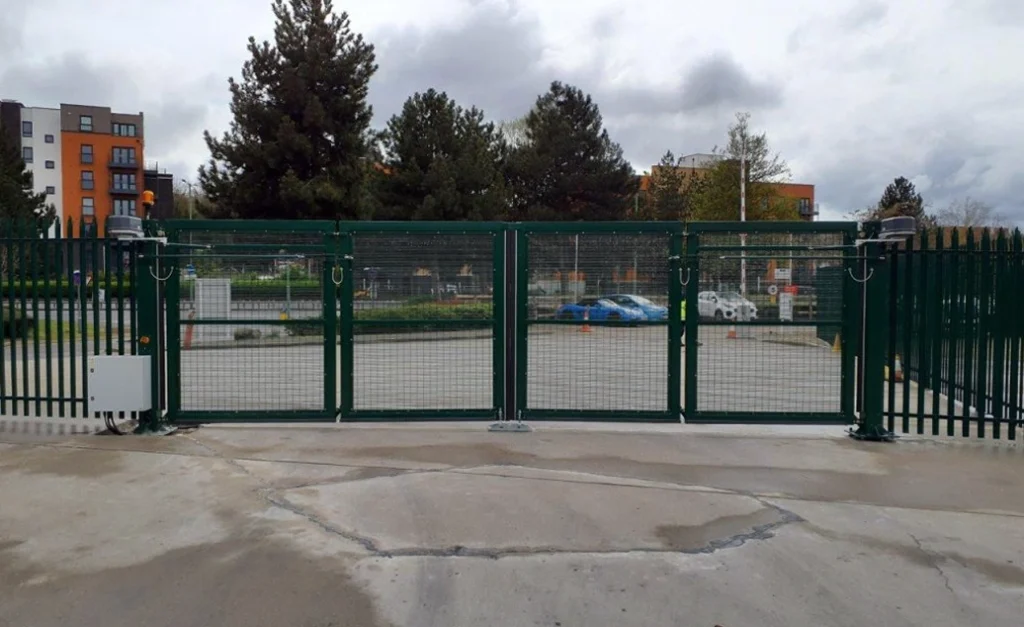Elektrische vouwpoort voor snelle terreinafsluiting