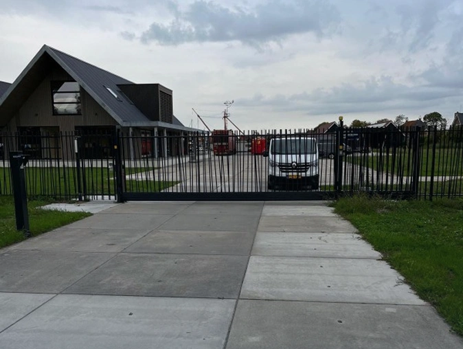 Gesloten dubbele draaipoort op een bedrijfsterrein