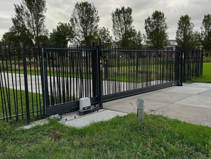 Elektrische schuifpoort met aandrijving bij een woning