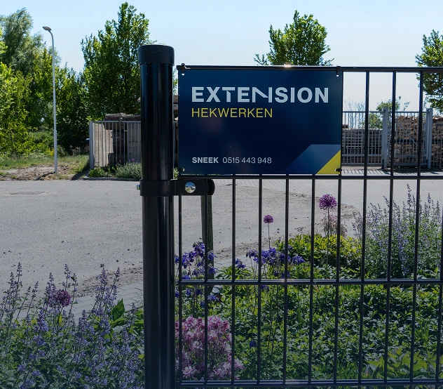 Informatiebord van Extension Hekwerken bij een tuinpoort