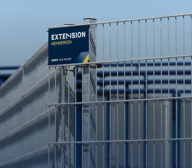 Bedrijfsbord van Extension Hekwerken aan spijlenhekwerk