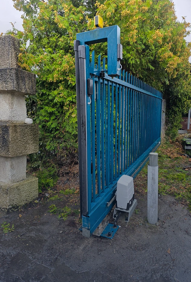 Aandrijving van een blauwe elektrische schuifpoort