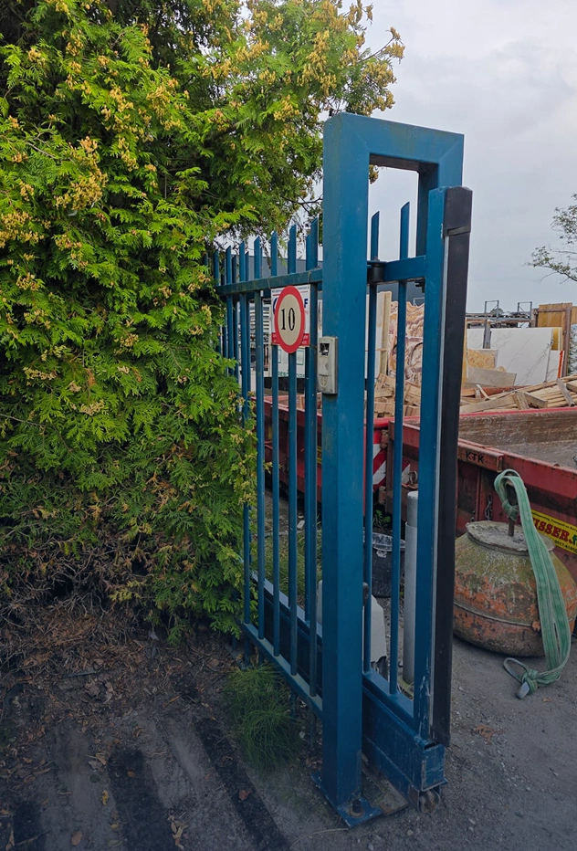 Veiligheidscomponenten op een blauwe schuifpoort
